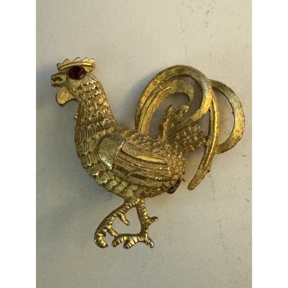 Beautiful Vintage Goldtone Red Rhinestone ROOSTER Chicken Brooch Pin Pin - Picture 1 of 6